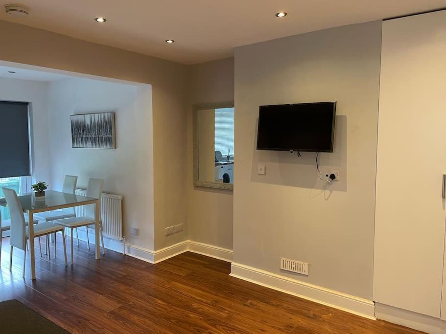 Entire Ground Floor Apartment In Watford Exterior photo