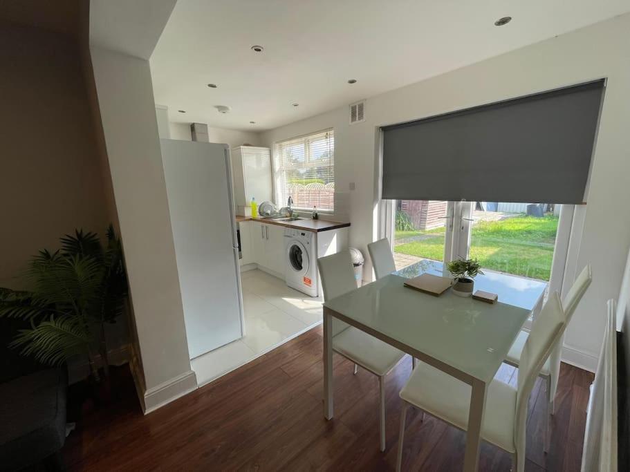 Entire Ground Floor Apartment In Watford Exterior photo